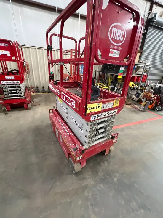 2018 MEC MICRO 19 Scissor Lift