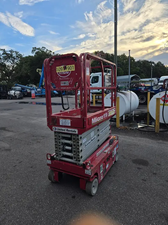2019 MEC MICRO 19 Scissor Lift