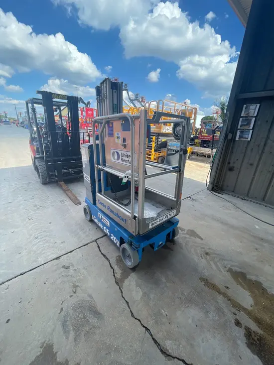 2018 Genie GR-20 Self-Propelled One-Person Lift
