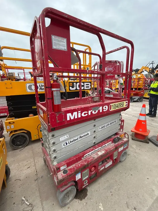 2018 MEC MICRO 19 Scissor Lift