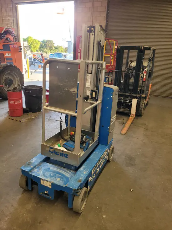 2018 Genie GR-20 Self-Propelled One-Person Lift