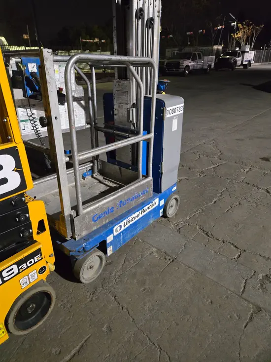 2018 Genie GR-20 Self-Propelled One-Person Lift