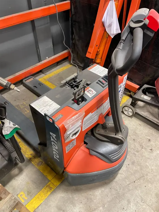 2022 Toyota 8HBW23 Jack