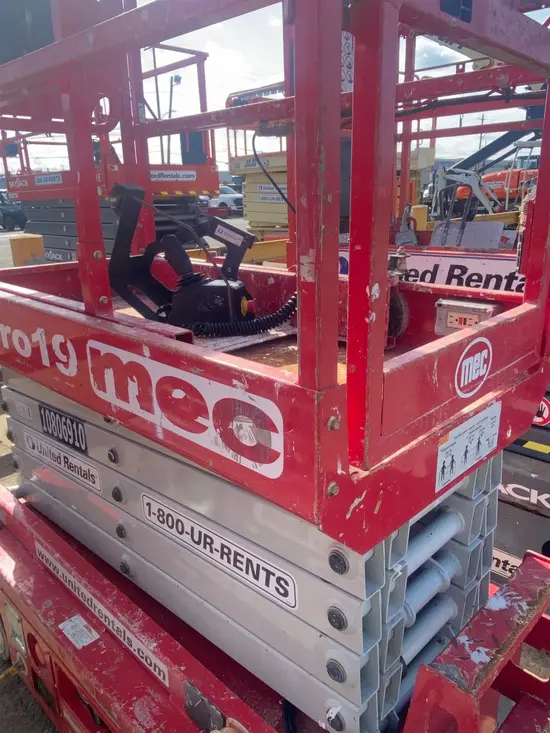 2018 MEC MICRO 19 Scissor Lift