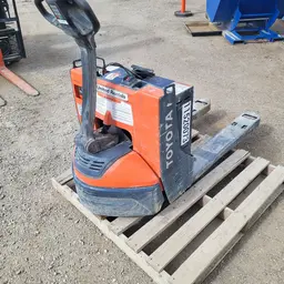 2022 Toyota 8HBW23 Jack